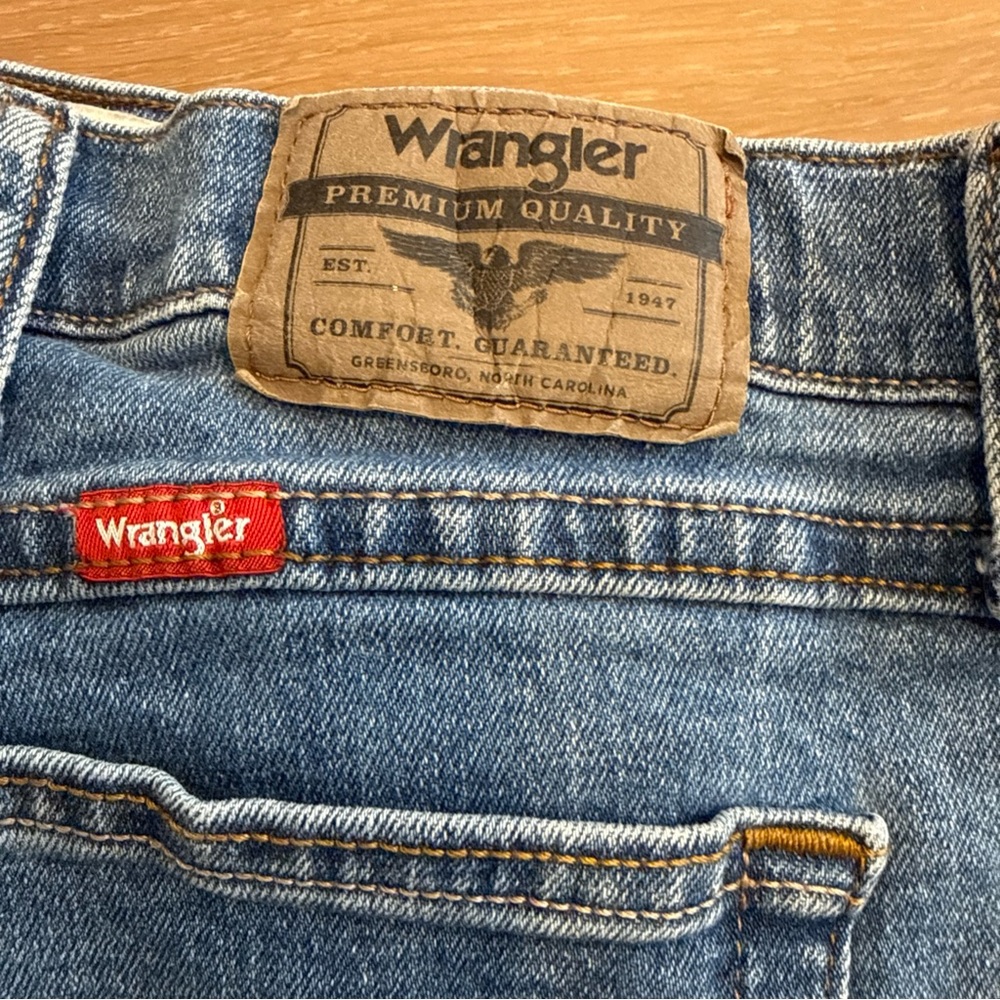 Wrangler Premium Quality Men's Jeans 38x32  Light-Medium Wash Blue Denim Comfort - Picture 3 of 15